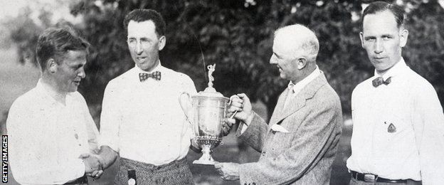 Willie Macfarlane (second from left) receives the 1925 US Open trophy, with a handshake from Bobby Jones