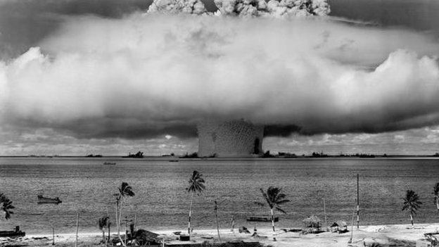 Un hongo de humo en la atmósfera tras una explosión nuclear