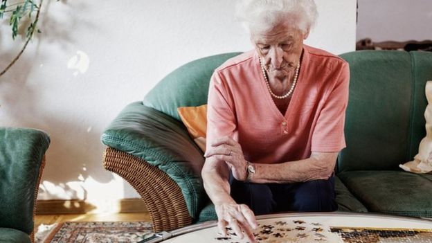 Mujer mayor haciendo un puzzle