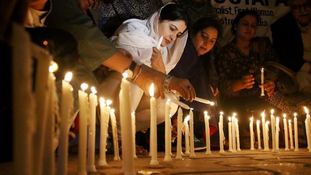 Velas en homenaje a las víctimas del ataque en el santuario Lal Shahbaz Qalandar, en Pakistán.