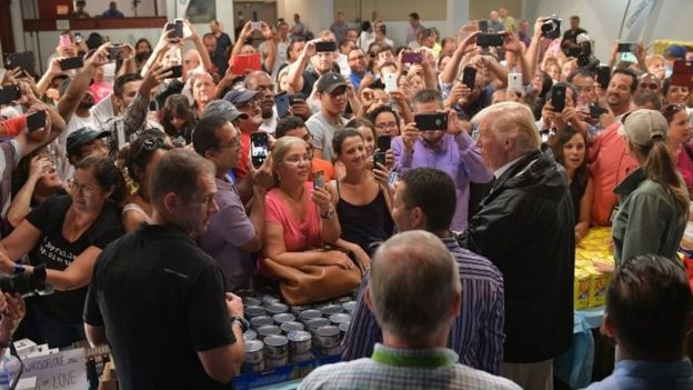 Donald Trump en un centro para los damnificados de Puerto Rico