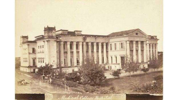 Vista externa do Colégio Médico de Calcutá, em 1878 (imagem de domínio público)