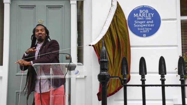 Benjamin Zephaniah yavuze ko umuziki wa Marley "wavuye ku kirwa gito cyo muri Caraïbes nuko ususurutsa isi"