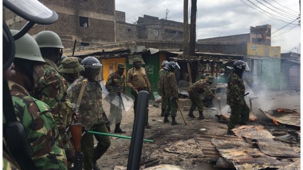 Polisi katika eneo la dandora wakijaribu kuzima moto uliowashwa na waandamanaji