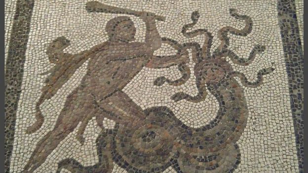Un mosaico que muestra a Hércules peleando con Hidra