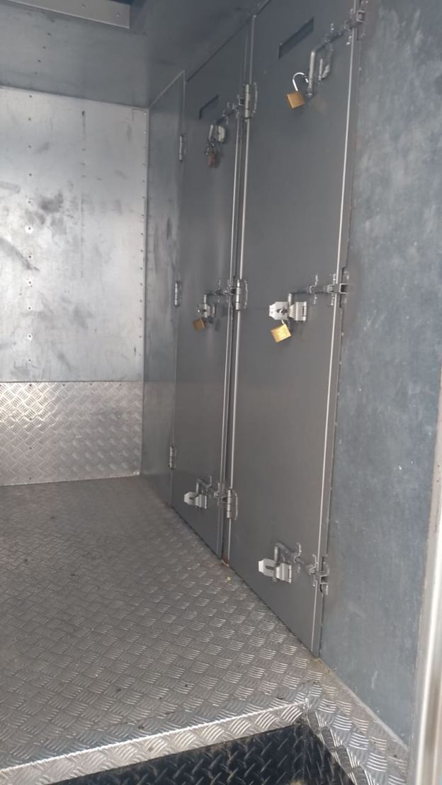 Compartimento entre a parte externa e a 'cela' onde os presos ficam durante o transporte