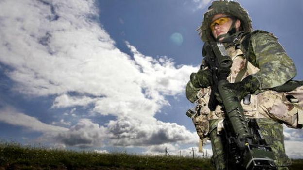 Una mujer soldado canadiense.