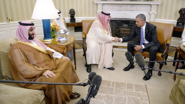 El expresidente de Estados Unidos Barack Obama en un encuentro en la Casa Blanca con miembros de la monarquía de Arabia Saudita.