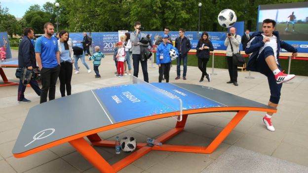 Gente practicando teqball durante la apertura de la zona de aficionados en San Petersburgo del Mundial de Rusia 2018.