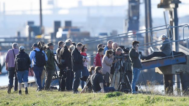 Gente viendo al río