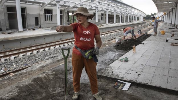 Trabalhador chinês trabalha em obra da Iniciativa do Cinturão e da Rota no Sri Lanka