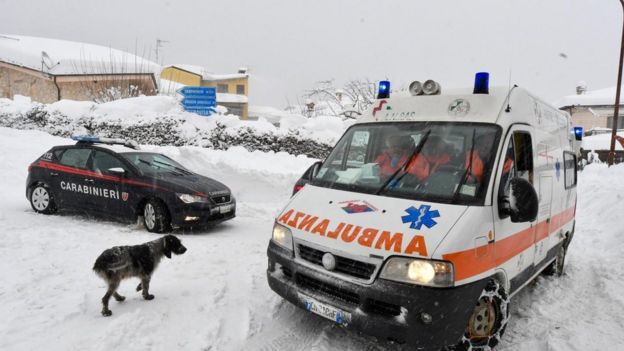 Ambulancia en el poblado de Campotosto