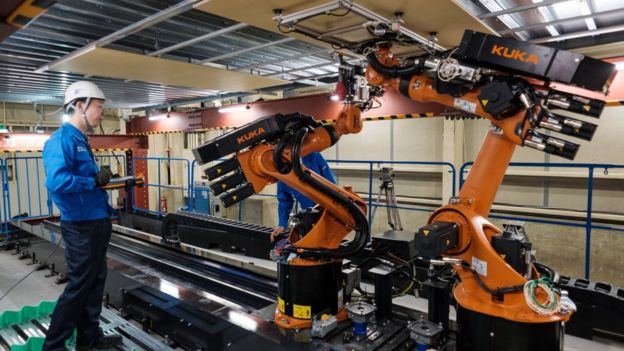 Shimizu probando su robot de construcción, Robo-Buddy