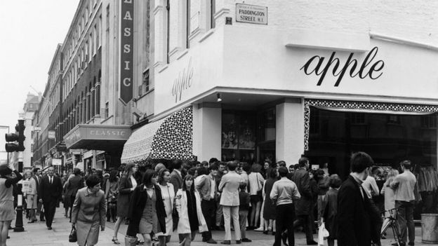 La tienda de los Beatles llena de gente