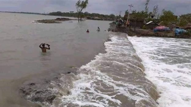 বাঁধ ভেঙ্গে খোলপেটুয়া নদী থেকে গাবুরার গ্রামগুলোতে পানি ঢুকছে