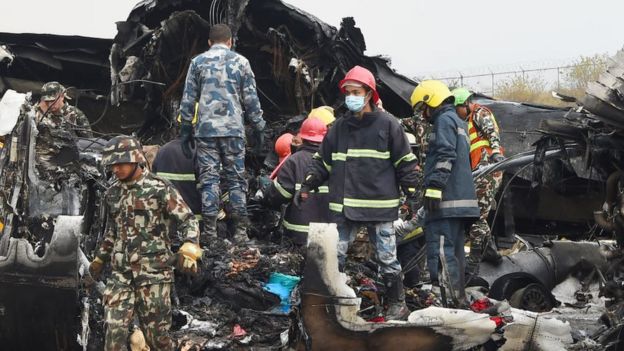 Nepal restableció a los trabajadores alrededor de las raíces de un avión