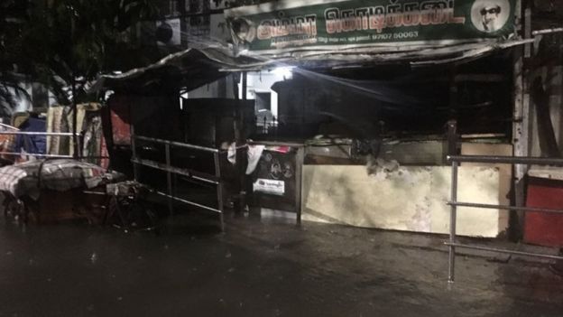 மின் இணைப்பு இல்லை; சாலை எங்கும் வெள்ளம்: நள்ளிரவில் தவித்த சென்னைவாசிகள்