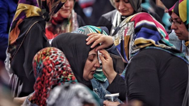 El gobierno turno desplazó y suspendió a al menos 10 mil empleados del estado tras el intento de golpe.