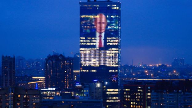 Putin'in konuşması bazı binaların üstüne yansıtılarak yayınlandı