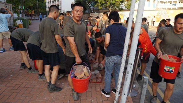 Quân đồn trú của Quân đội Nhân dân Trung Hoa bất ngờ xuất hiện công khai dọn dẹp đường phố Hong Kong hôm 16/11