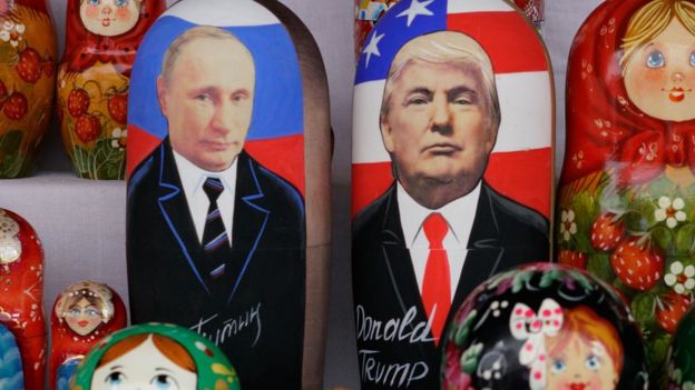 Vladimir Putin y Donald Trump representados en matrioshkas.