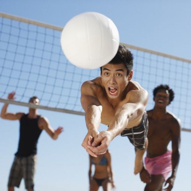 Personas jugando voleibol