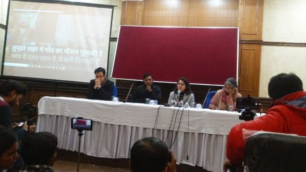 দিল্লির ন্যাশনাল প্রেস ক্লাবে তাদের তদন্ত রিপোর্ট প্রকাশ করছেন ছাত্রছাত্রীরা