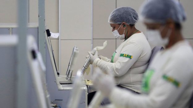 Mujeres en una fábrica de condones en Brasil