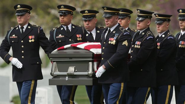 Soldados estadounidenses llevan el ataúd de Wilson Meckley, soldado de la Guerra de Corea, durante su entierro en el cementerio de Arlington, en Washington, D.C., en abril de 2016.