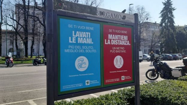 Cartazes sobre o coronavírus em Bergamo, Itália, em 16 de março de 2020.