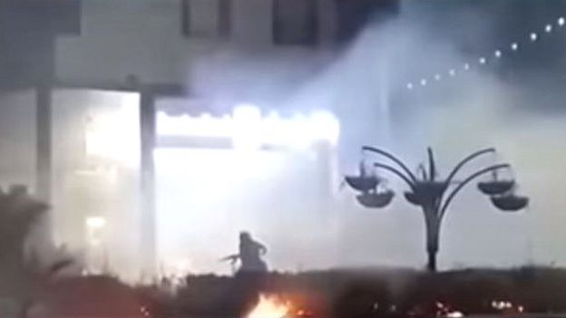 در یکی از فیلمهای منتسب به خرمشهر فردی سوار بر موتور ظاهرا اسلحه به دست دارد اما هویت او مشخص نیست