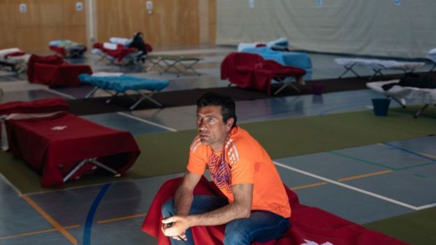 Бездомный в карантинном центре в Испании