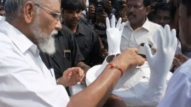 'இறந்தவர்களை வைத்து அரசியல் செய்யாதீர்கள்'