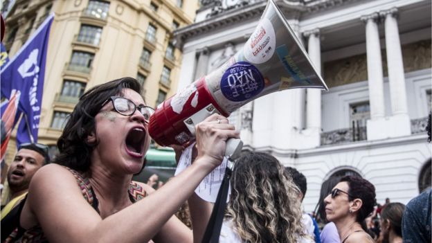Mujer protesta contra Bolsonaro