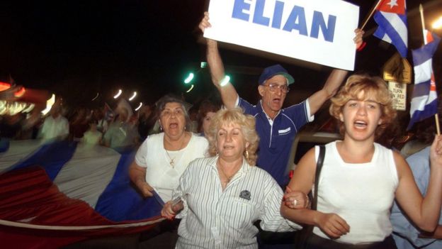 La comunidad cubanoestadounidense en Miami se moviliza en torno a la crisis del niño balsero Elián González.