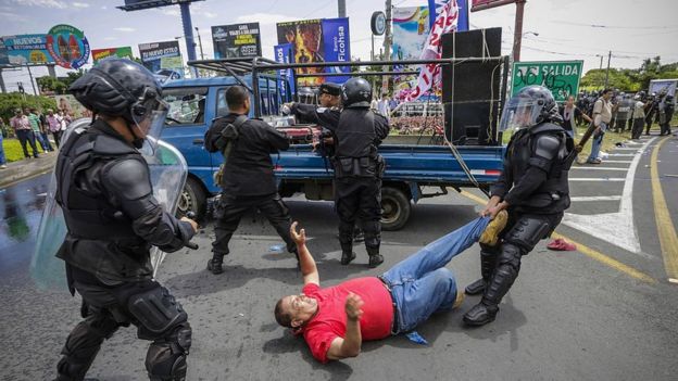 Policías nicaragüenses arrastran por el suelo a un hombre durante una protesta contra el Consejo Supremo Electoral.