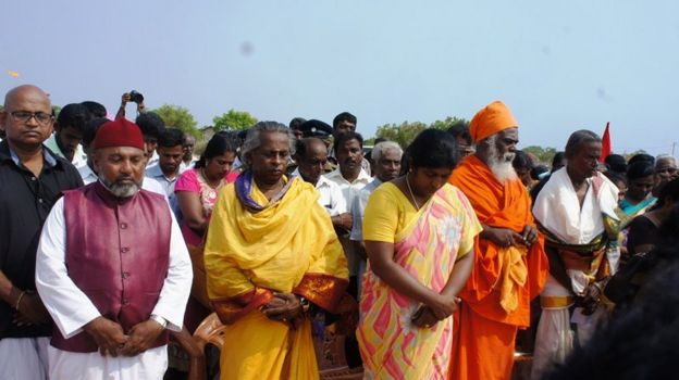 சிவப்பு மஞ்சள் நிற கொடிகளுடன் கூடிய தோரணங்களால் அலங்கரிக்கப்பட்டிருந்தது.