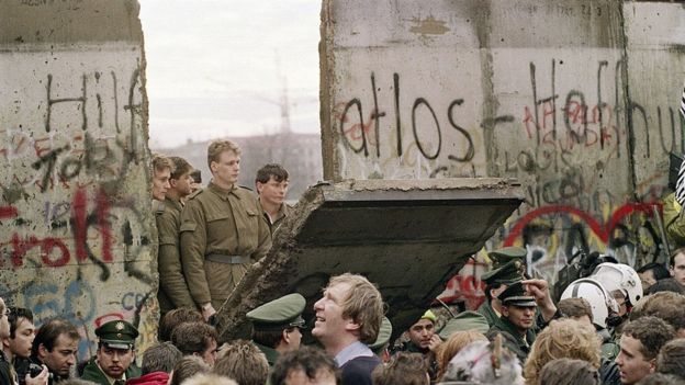 Una multitud observa a los guardas de la RDA durante la demolición del Muro de Berlín el 9 de noviembre de 1989.