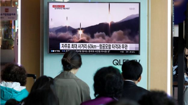La transmisión de la prueba de un misil balístico que hizo Corea del Norte el sábado.