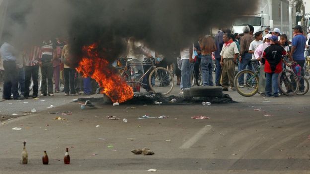 Fogueira durante os protestos em Atenco, México