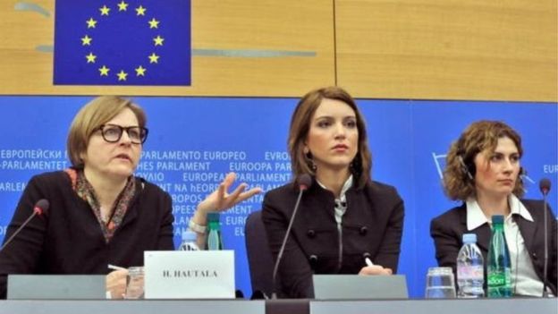Bà Heidi Hautala, Phó Chủ tịch Nghị viện châu Âu (bìa trái) mới có chuyến thăm Việt Nam hồi đầu năm