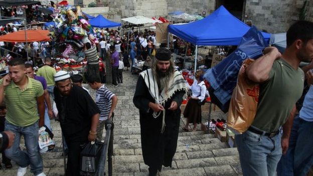 Palestinos y judíos en la Puerta de Damasco en Jerusalén