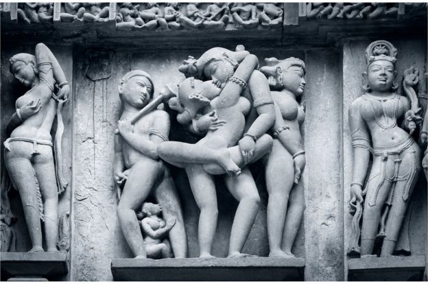 Esculturas eróticas nos templos de Khahurajo, na Índia.