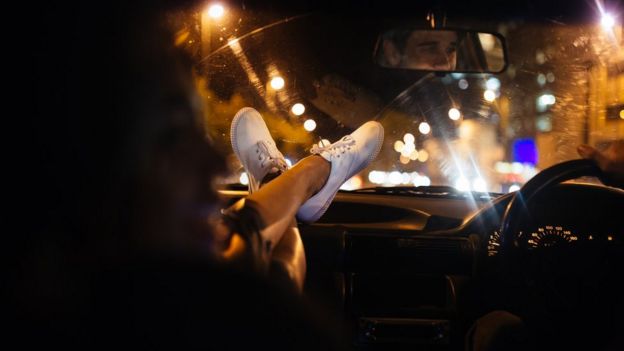 இரவு நேரத்தில் இளம்பெண் ஊர் சுற்றினால் தவறா?