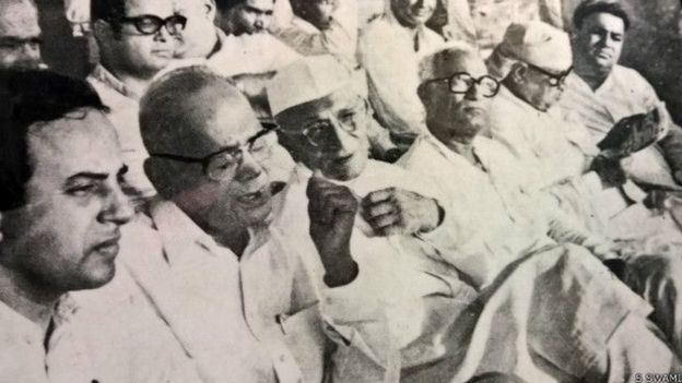 எமர்ஜென்சி அமல்படுத்துவதற்கு முதல் நாள் டெல்லி ராம்லீலா மைதானத்தில் நடந்த கூட்டத்தில் ஜய்பிரகாஷ் நாராயணன், மொரார்ஜி தேசாயி, நானாஜி தேஷ்முக், சுப்ரமணியன் சுவாமி