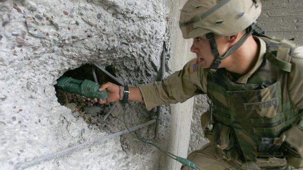 Soldado estadounidense usando explosivo C4