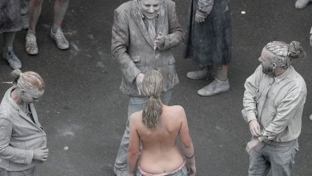 Biểu tình bằng cảnh diễn 'Giữ Xác chết biết đi' (Hold Zombie) đòi đề cao nhân tính tại Hamburg