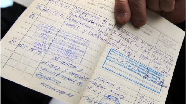 У Мінсоцполітики кажуть, що хочуть захистити працівників, - мовляв, якщо вони працюють без трудової угоди, то не мають ані соціального пакета, ані гарантій збереження робочого місця. Проте і трудова угода не дає таких гарантій