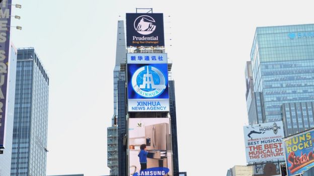 Panel con noticias de la agencia Xinhua.