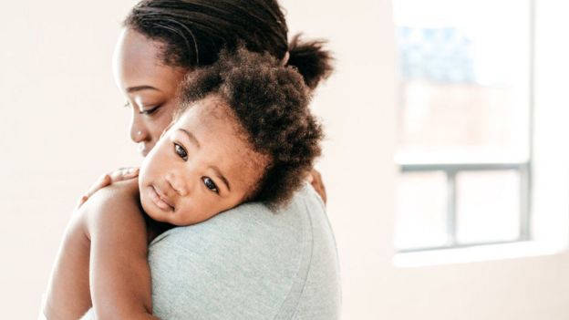 Niña con su madre